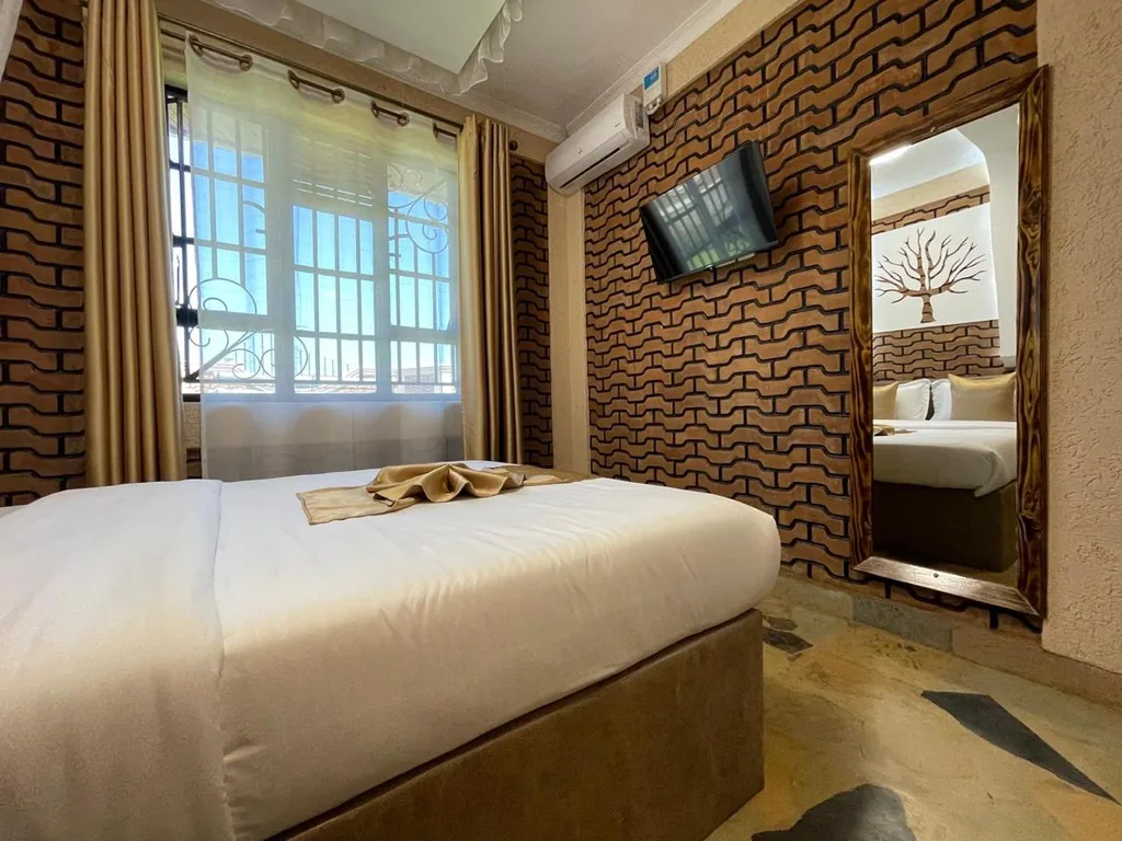 Double room with full-length carved mirror, air conditioning and daylight through the grilled window